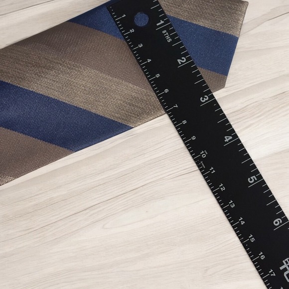 Kenneth Cole Reaction Mens Repp Necktie Navy Blue Grey Stripe 100% Silk Office - Picture 4 of 4